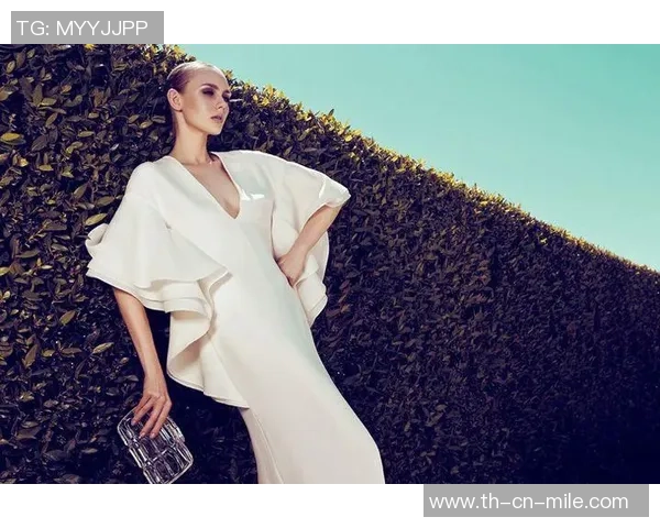 耐克足球服外套助你在赛场上尽显风采与活力的完美选择